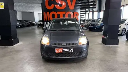 Usado Ford Fiesta Trend 70 CV (51 kW) 2008 Gris / plata Utilitario