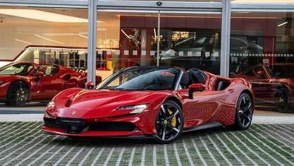 Käytetty Ferrari SF90 1030 HP (757 kW) 2025 Punainen Avoauto