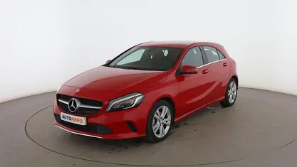 Usado Mercedes A180 Urban 110 CV (80 kW) 2016 Rojo Utilitario