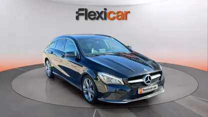 Usado Mercedes CLA220 Shooting Brake 170 CV (125 kW) 2019 Negro Familiar