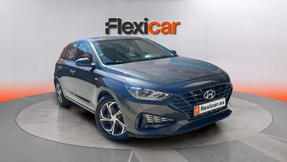 Usado Hyundai i30 120 CV (88 kW) 2021 Gris Berlina