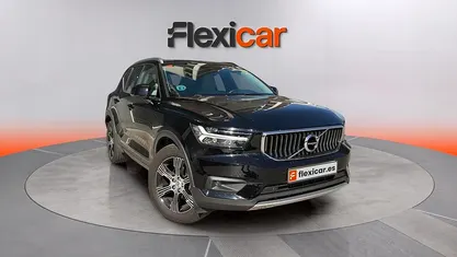 Käytetty Volvo XC40 Momentum 163 HP (119 kW) 2021 Musta Katumaasturi