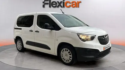 Usado Opel Combo Innovation 100 CV (73 kW) 2020 Blanco Monovolumen