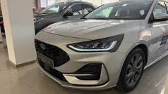 Gris / plata Usado 2023 Ford Focus ST-Line Berlina | 19.475 € (Precio justo)