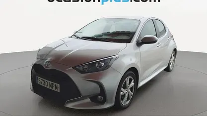 Usado Toyota Yaris Hybrid Active 116 CV (85 kW) 2024 Gris Utilitario