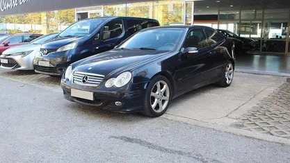 Usado Mercedes C200 Classic 122 CV (89 kW) 2007 Negro Utilitario