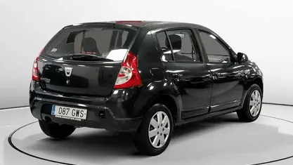 Usado Dacia Sandero Lauréate 75 HP (55 kW) 2010 Preto Sedan