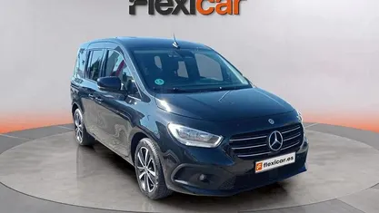 Usado Mercedes T180 116 CV (85 kW) 2023 Negro Monovolumen