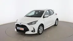 Blanco Usado 2021 Toyota Yaris Hybrid Active Utilitario | 19.799 € (Precio justo)