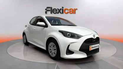 Usado Toyota Yaris Hybrid Active 116 CV (85 kW) 2023 Negro Berlina