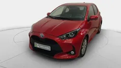 Rojo Usado 2023 Toyota Yaris Hybrid Active Berlina | 22.400 € (Precio justo)