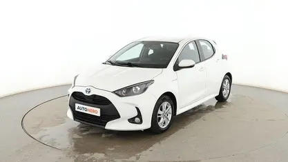 Usado Toyota Yaris Hybrid Active 116 CV (85 kW) 2021 Blanco Berlina