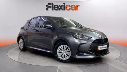 Usado Toyota Yaris Hybrid Active 116 CV (85 kW) 2023 Rojo Utilitario