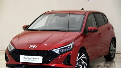 Usado Hyundai i20 101 CV (74 kW) 2025 Rojo Utilitario
