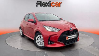Usado Toyota Yaris Hybrid Active 116 CV (85 kW) 2023 Rojo Berlina