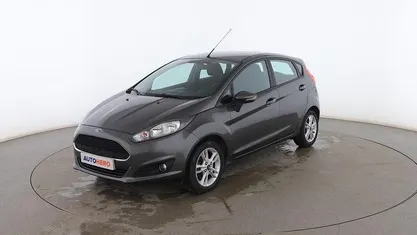 Usado Ford Fiesta Trend 82 CV (60 kW) 2016 Gris Utilitario
