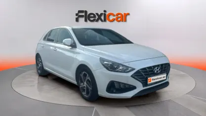 Usado Hyundai i30 120 CV (88 kW) 2022 Blanco Berlina