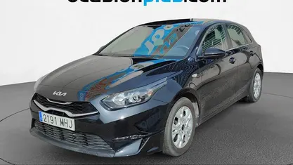 Usado Kia Ceed 136 CV (100 kW) 2023 Negro Utilitario