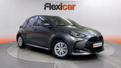 Usado Toyota Yaris Hybrid Active 116 CV (85 kW) 2023 Rojo Berlina