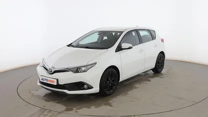 Usado Toyota Auris Active 115 CV (84 kW) 2017 Blanco Berlina