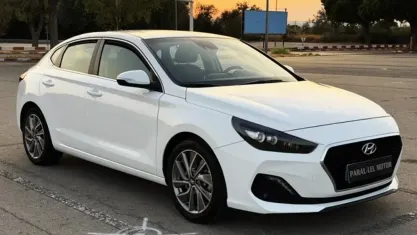 Usado Hyundai i30 120 CV (88 kW) 2018 Blanco Berlina