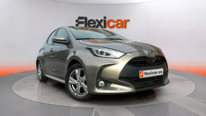 Usado Toyota Yaris Hybrid Active 116 CV (85 kW) 2025 Marrón Berlina