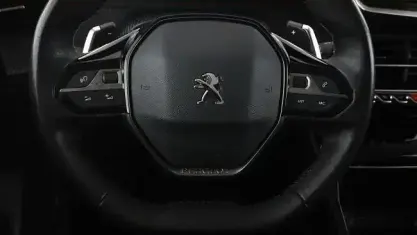 Usado Peugeot 2008 Allure 131 CV (96 kW) 2022 Gris SUV