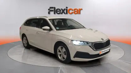 Usado Skoda Octavia 110 CV (80 kW) 2021 Blanco Familiar