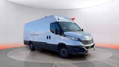 Begagnad Iveco Daily 156 HK (114 kW) 2023 Vit Sedan