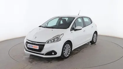 Usado 2018 Peugeot 208 Signature Sky Utilitario | 7599 € (Precio justo)