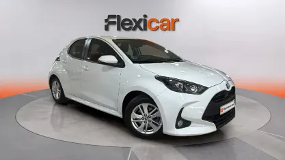 Usado Toyota Yaris Hybrid Active 116 CV (85 kW) 2022 Blanco Berlina