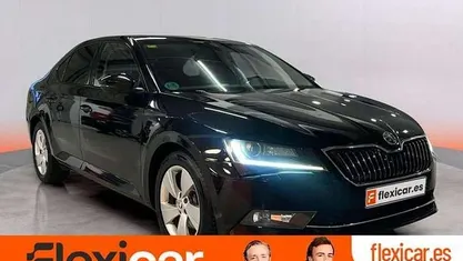 Usado Skoda Superb Style 190 CV (139 kW) 2018 Gris Berlina