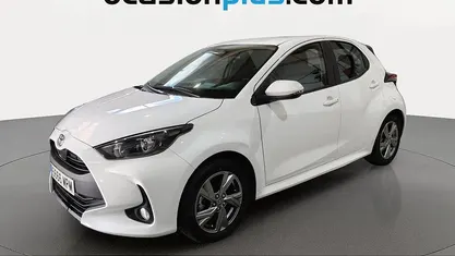 Blanco Usado 2024 Toyota Yaris Hybrid Active Utilitario | 16.591 € (Buen precio)
