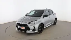 Gris Usado 2023 Toyota Yaris Hybrid Plus Utilitario | 23.099 € (Precio justo)