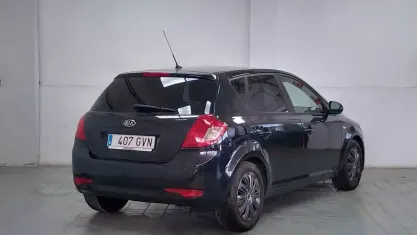 Usado Kia Ceed 91 CV (66 kW) 2010 Negro Utilitario