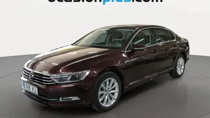 Usado VW Passat Advance 120 CV (88 kW) 2018 Rojo Berlina