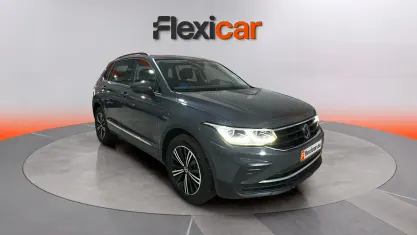 Usado VW Tiguan Life 245 CV (180 kW) 2022 Gris SUV