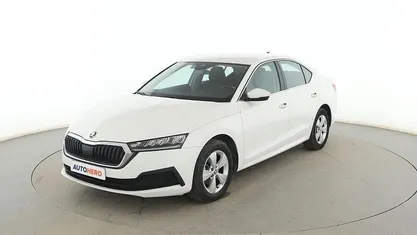 Blanco Usado 2023 Skoda Octavia Ambition Berlina | 22.599 € (Precio justo)
