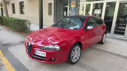 Usado Alfa Romeo 147 Distinctive 105 CV (77 kW) 2008 Rojo Utilitario