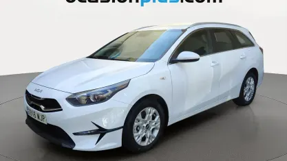 Używany Kia Ceed 120 KM (88 kW) 2023 Biały Hatchback