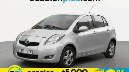 Usado Toyota Yaris 101 CV (74 kW) 2010 Gris Utilitario