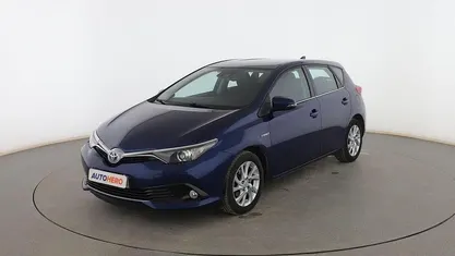 Usado Toyota Auris Hybrid Active 136 CV (100 kW) 2017 Azul Berlina