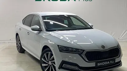 Blanco Usado 2024 Skoda Octavia Selection Berlina | 28.900 € (Precio justo)