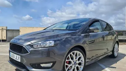 Usado Ford Focus Sport 182 CV (133 kW) 2016 Gris / plata Berlina