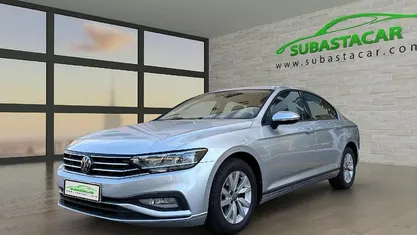 Usado VW Passat Business 150 CV (110 kW) 2021 Gris Berlina
