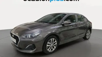 Usado Hyundai i30 120 CV (88 kW) 2019 Gris Berlina