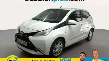 Usado Toyota Aygo X-play 69 CV (50 kW) 2016 Blanco Utilitario