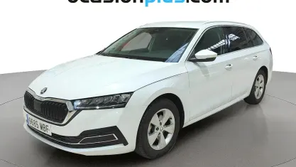 Usado Skoda Octavia Ambition 110 CV (80 kW) 2022 Blanco Familiar