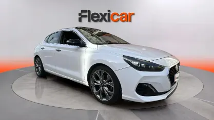 Usado Hyundai i30 140 CV (102 kW) 2018 Blanco Berlina
