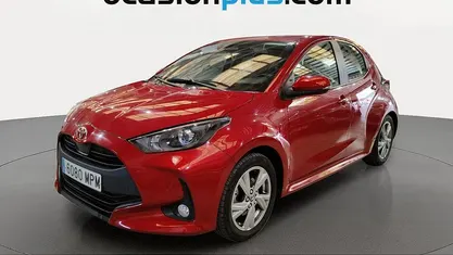 Usado Toyota Yaris Hybrid Active 116 CV (85 kW) 2024 Rojo Utilitario